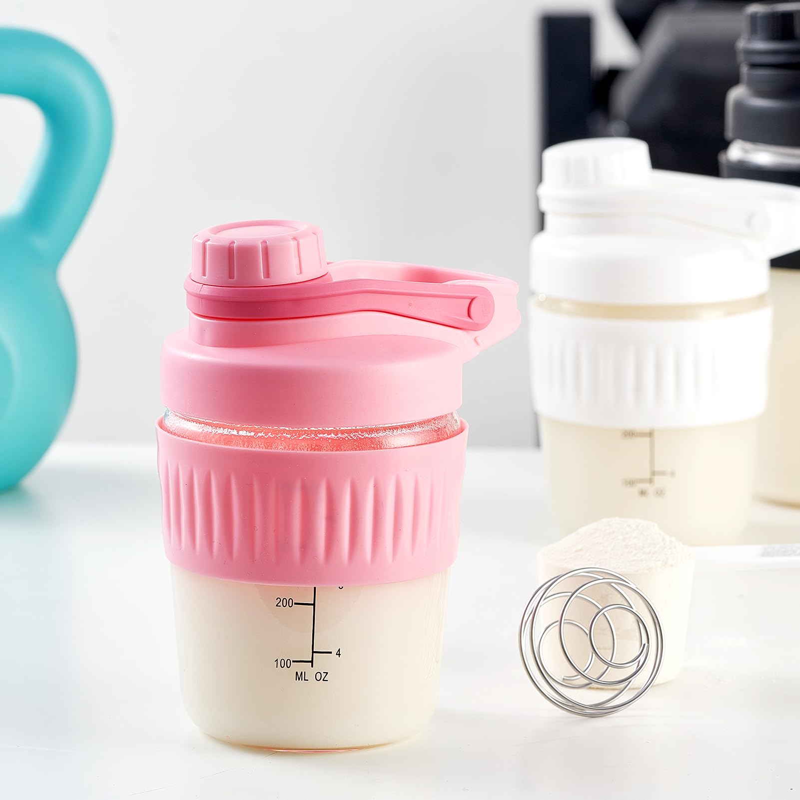 ShakeXpert en uso en el gimnasio transportado por una mano con asa ergonómica