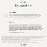 Grupo de tabletas Vita‑D3 Shaklee sobre fondo blanco que muestra cantidad y uniformidad