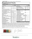 Shaklee mano sosteniendo la tira Vitalizer Women para uso inmediato