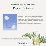 Shaklee VitalMag persona tomando tableta en desayuno para rutina diaria cómoda