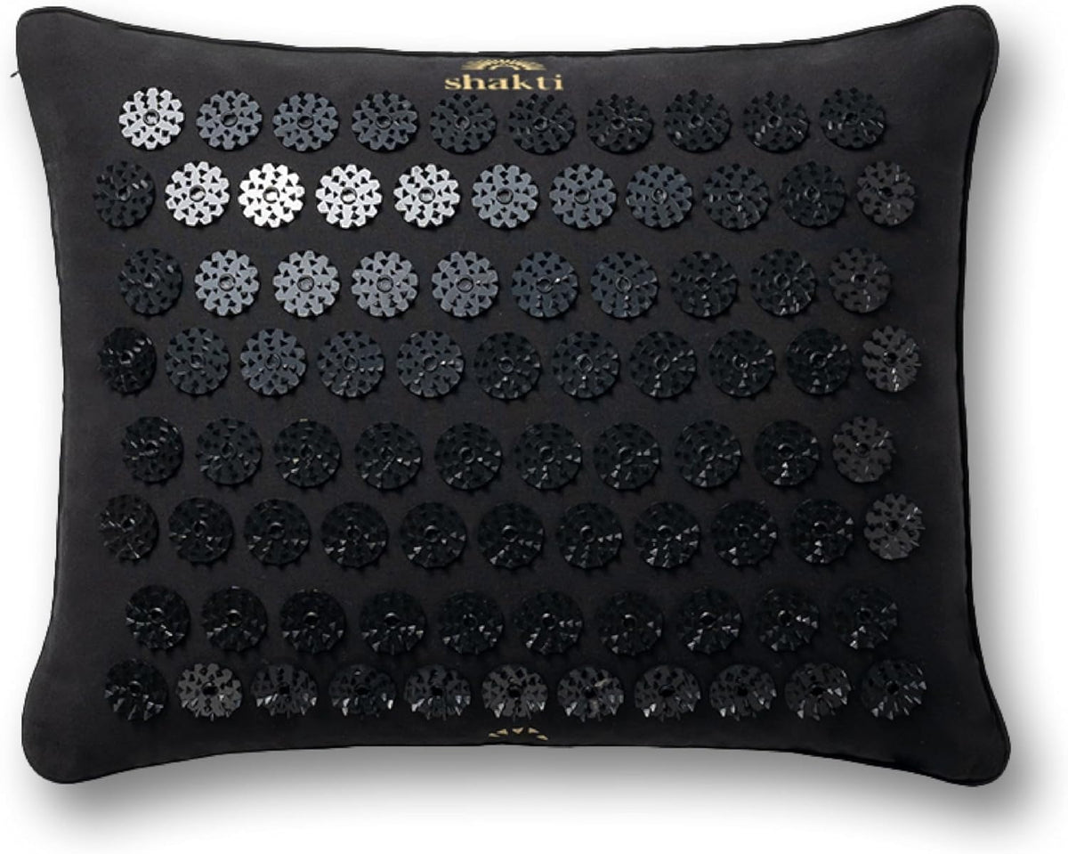 ShaktiMat almohada premium frontal mostrando diseño negro y forma ergonómica, beneficio soporte cervical