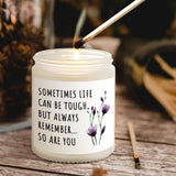 Shqiueos vela encendida creando ambiente relajante con aroma lavanda