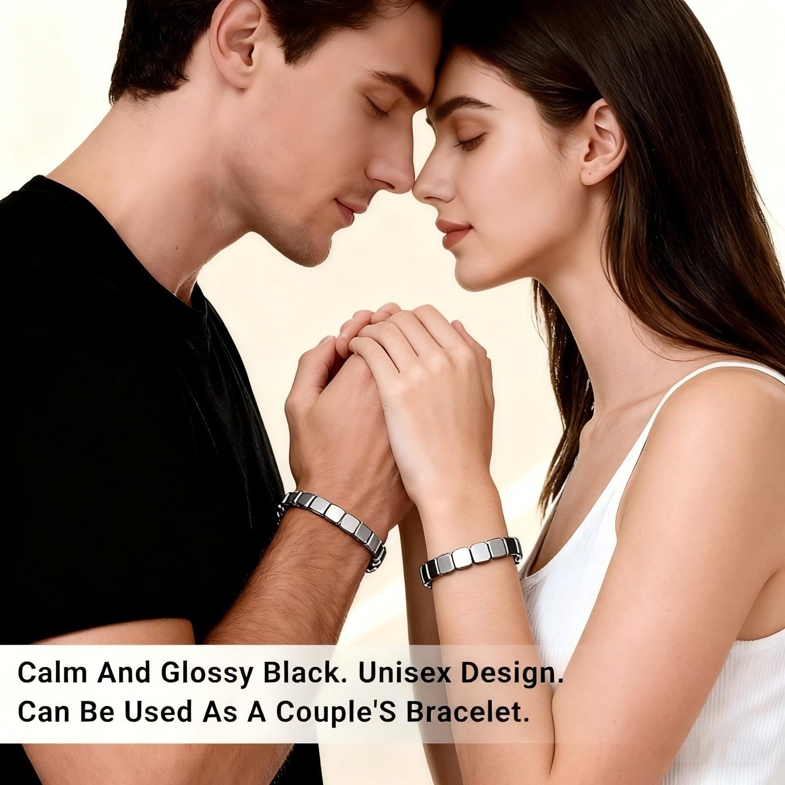 Shrandi pulsera en contexto casual sobre mesa, estilo cotidiano destacado