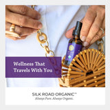 Silk Road Organic botella junto a mano para mostrar tamaño portátil y conveniencia