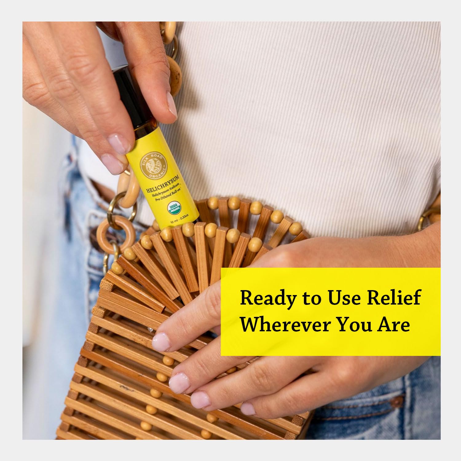 Silk Road Organic roll-on dentro de un bolso listo para uso diario