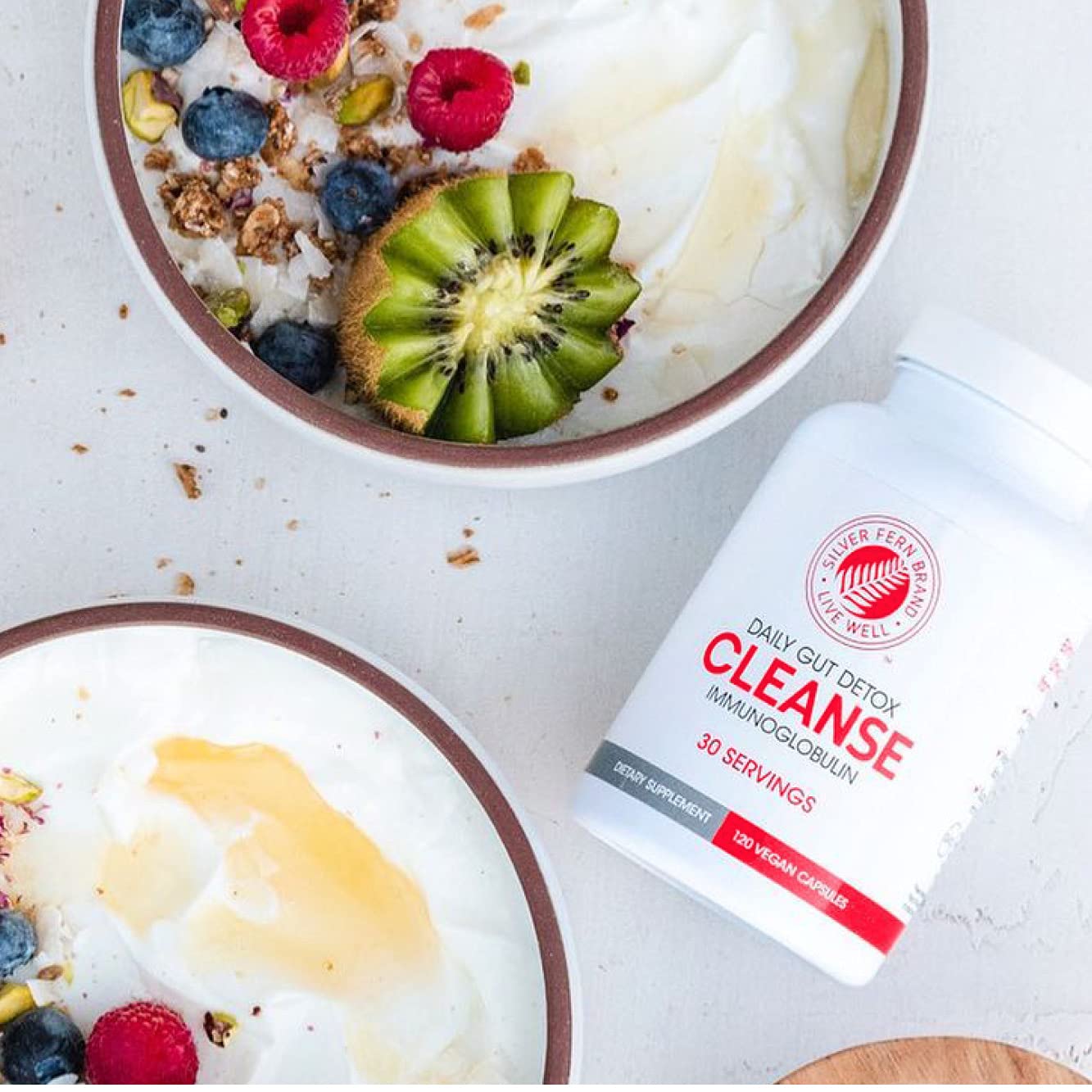 Silver Fern Cleanse cápsulas en mano mostrando cantidad y facilidad de uso
