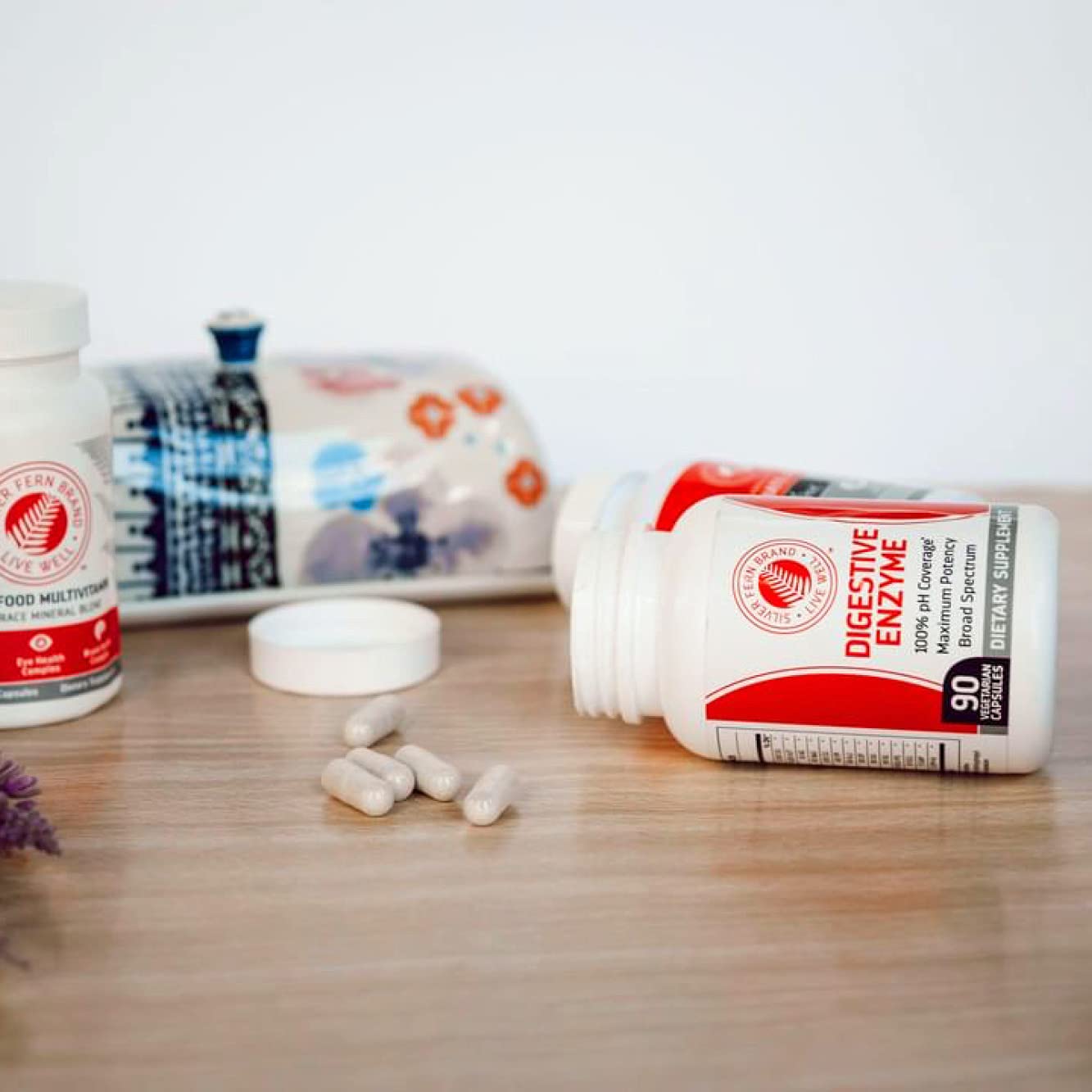 Silver Fern frascos sobre mesa con alimentos para mostrar compatibilidad con comidas