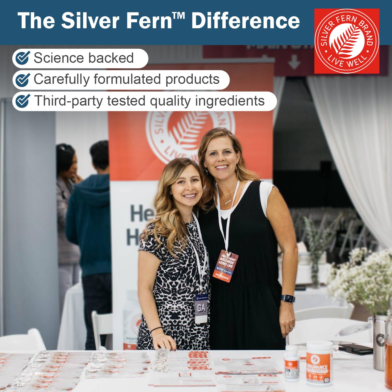 Silver Fern comparación de tamaño con una mano para escala clara