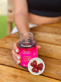 Simply Collagen gominola en mano para mostrar tamaño práctico y portabilidad
