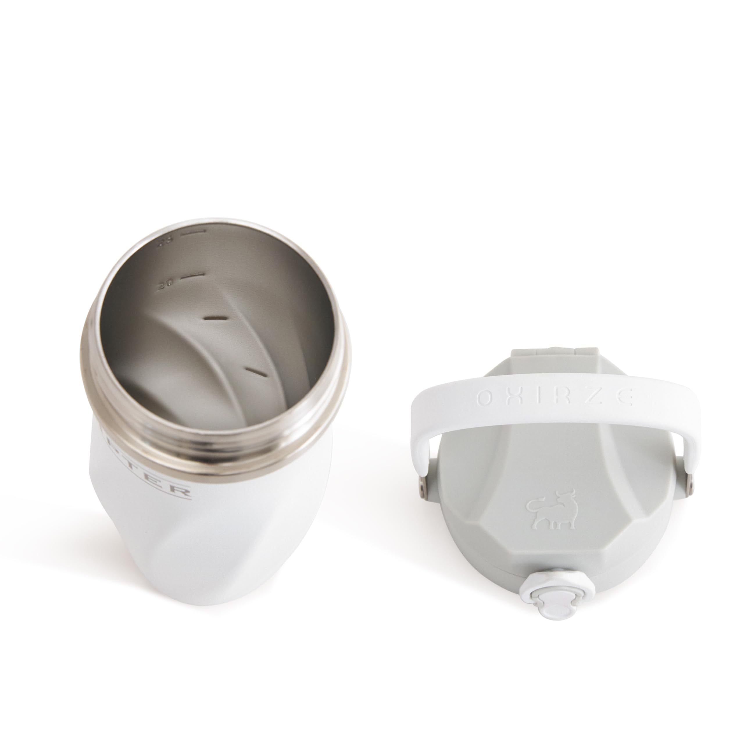 Sipter comparación de tamaño junto a botella común para visualizar capacidad 26oz