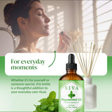 SIVA ORGANICS botella junto a una mano para comparar tamaño real