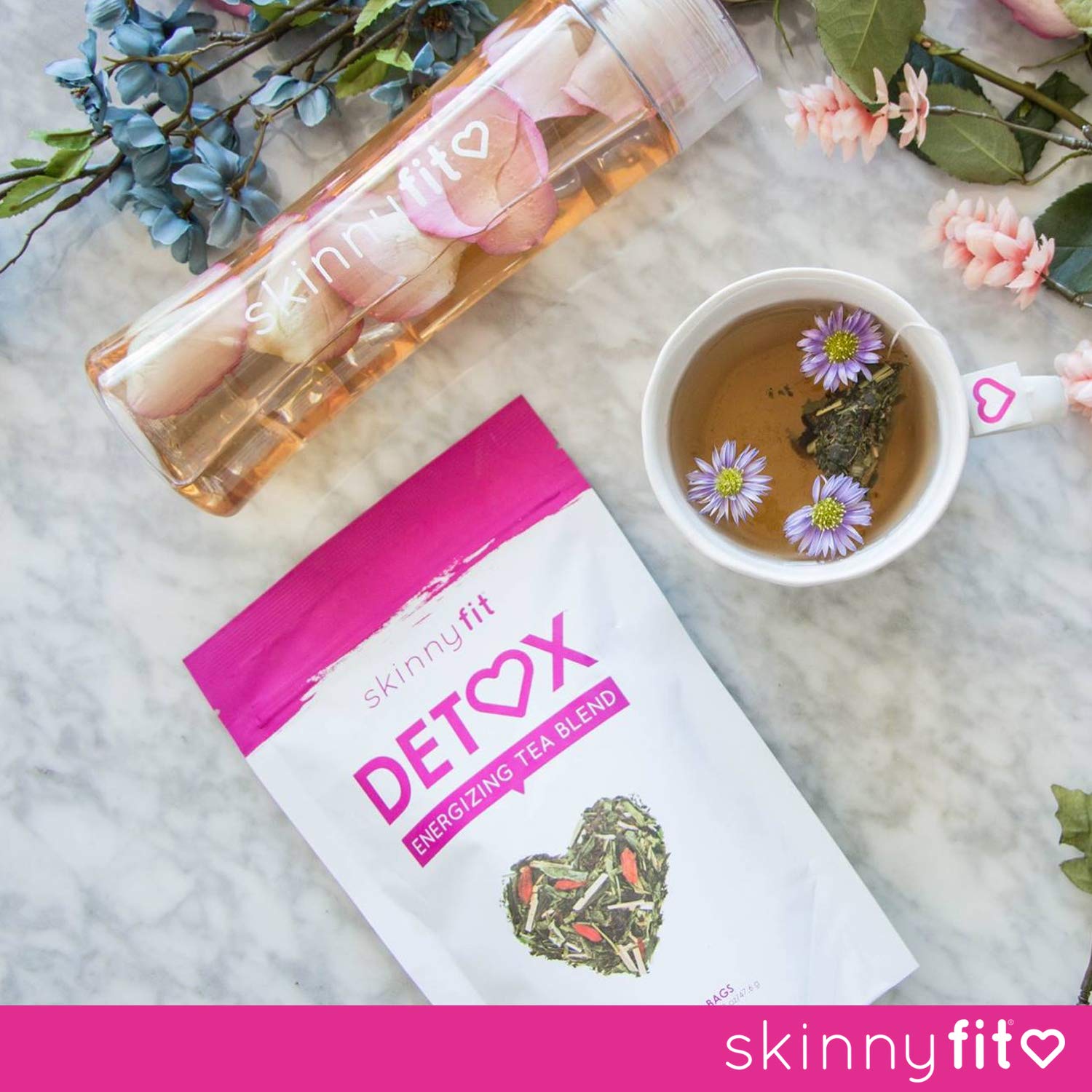 SkinnyFit persona bebiendo té, transmite alivio de hinchazón