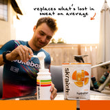 Skratch Labs cucharada de polvo naranja con textura fina y mezcla fácil