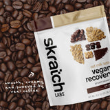 Skratch Labs bebida en mano de deportista tras entrenamiento mostrando recuperación práctica