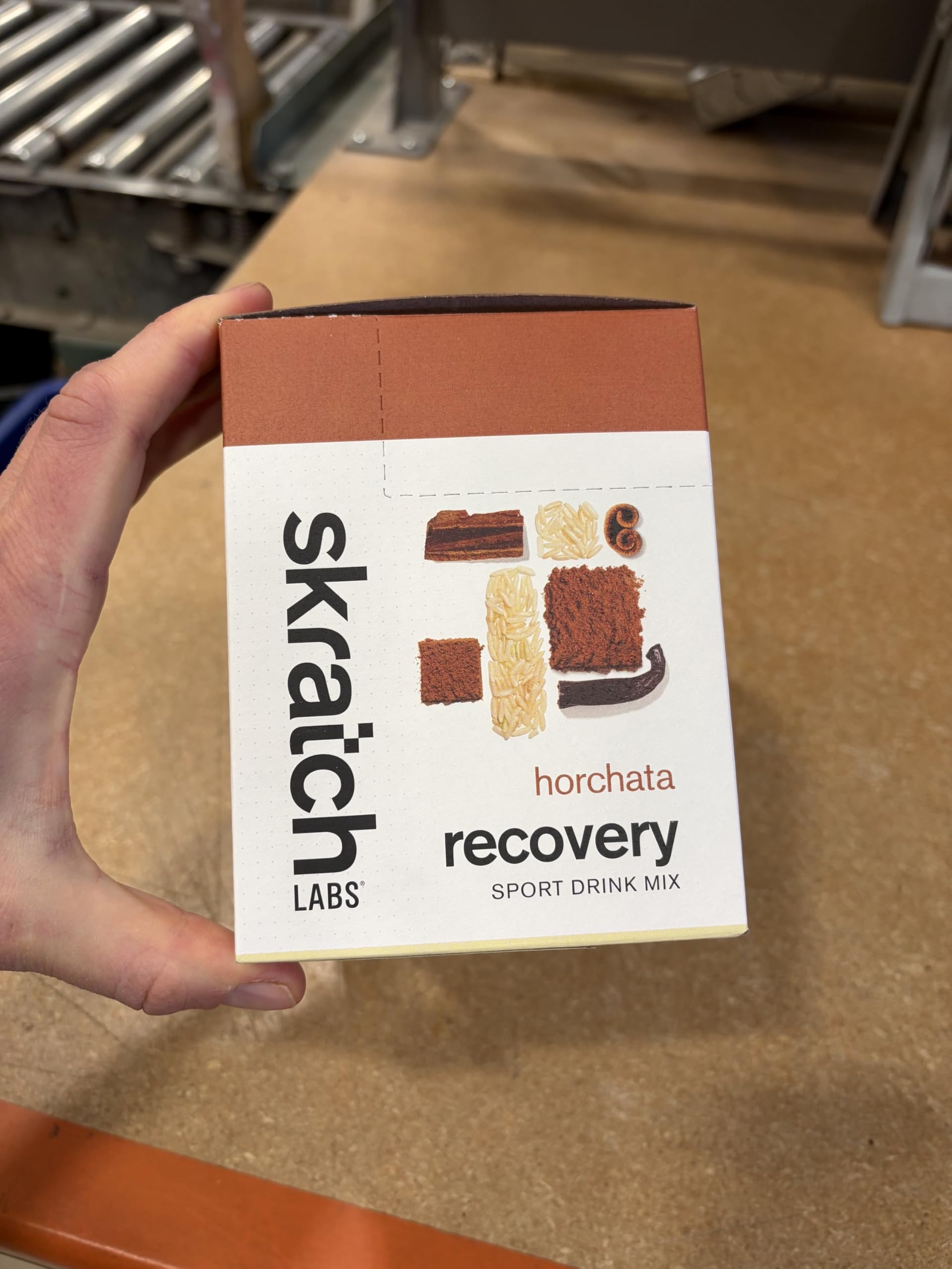 Skratch Labs sobre junto a objetos para comparar tamaño y facilidad de transporte