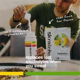 Skratch Labs bebida en uso por ciclista para reposición de electrolitos