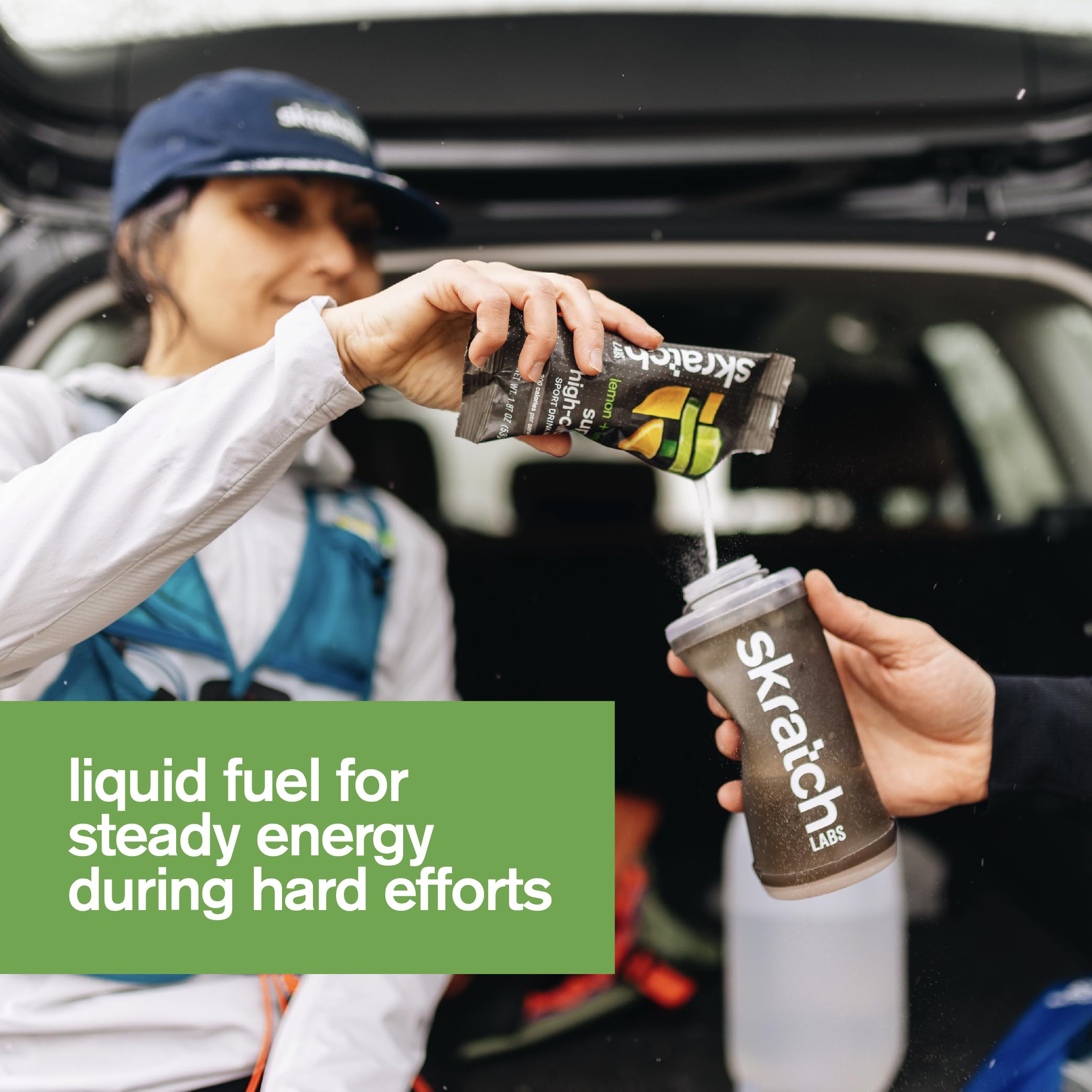 Atleta usando Skratch Labs durante carrera mostrando hidratación y combustible
