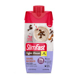 SlimFast batido sobre escritorio mostrando consumo práctico en oficina