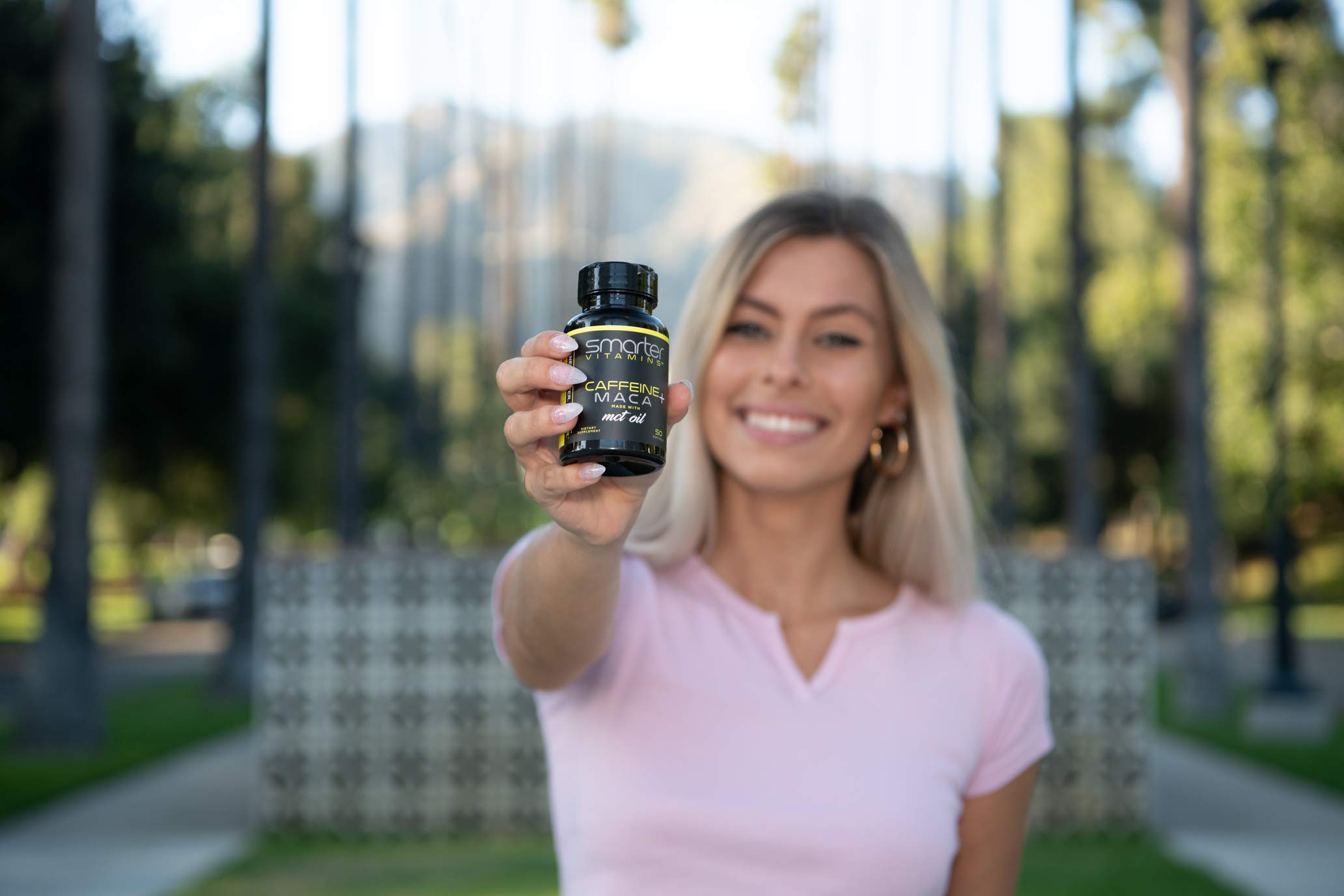 SmarterVitamins vista cercana de cápsula líquida resaltando absorción rápida