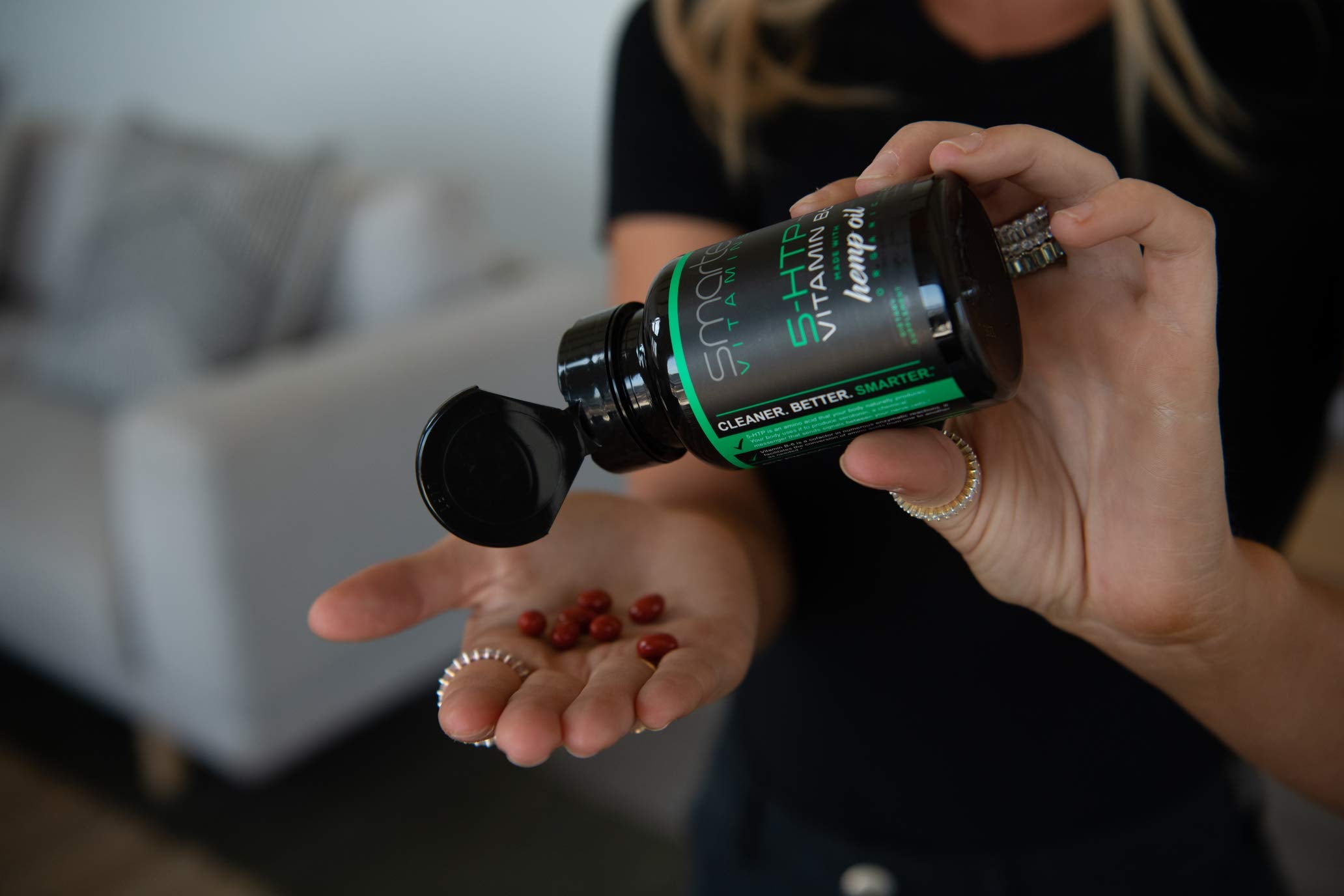 SmarterVitamins cápsulas junto a elementos de rutina diaria para contexto
