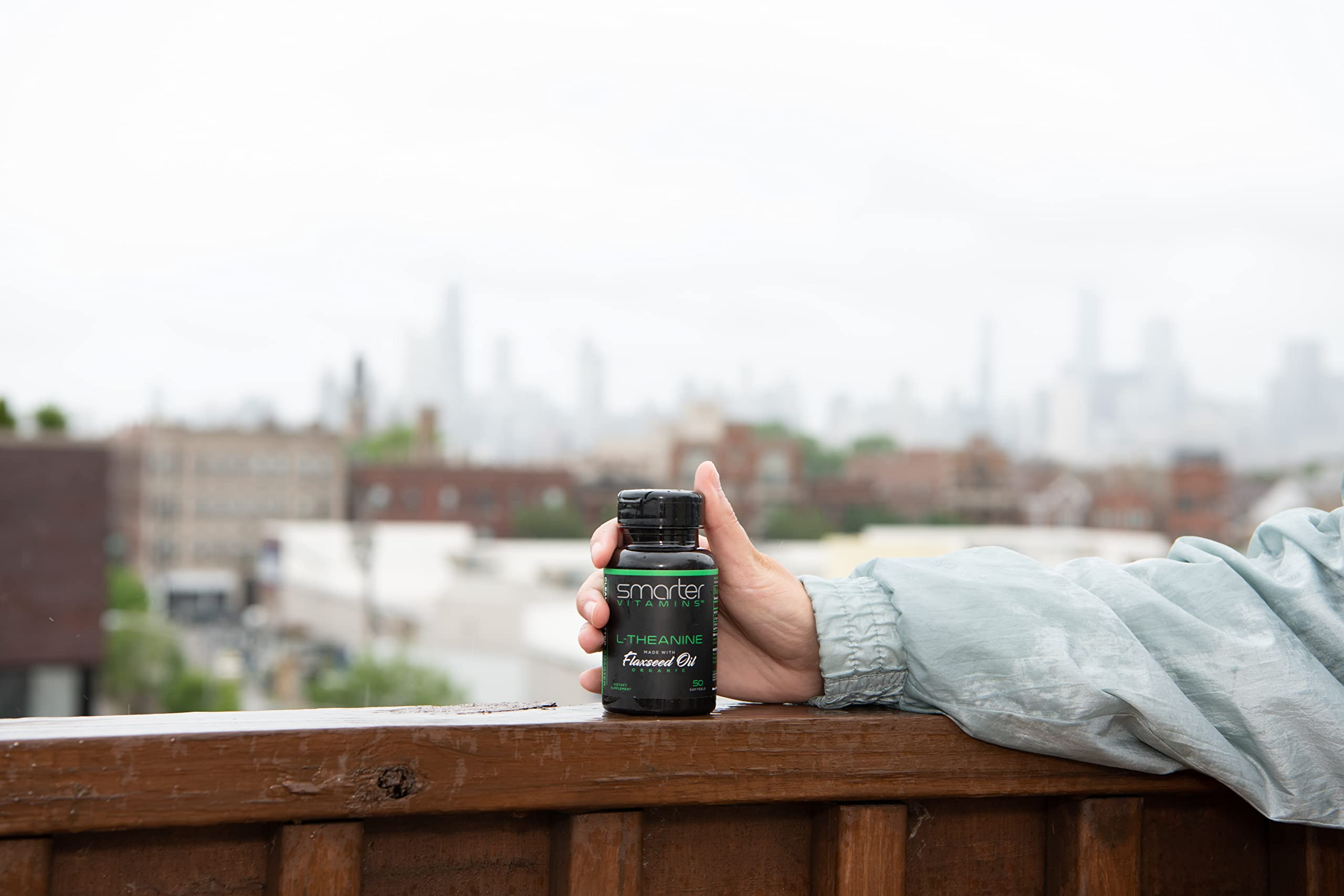 SmarterVitamins escena lifestyle relajada tras trabajo apoyando enfoque diario