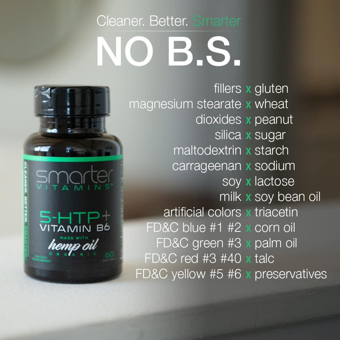 SmarterVitamins softgel en mano para comparar tamaño y facilidad de uso
