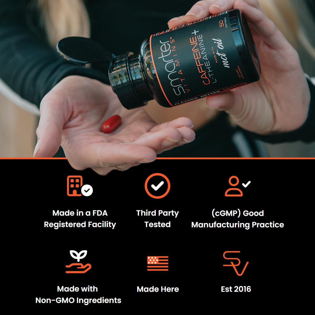 SmarterVitamins softgel en mano para comparar tamaño y facilidad de ingesta