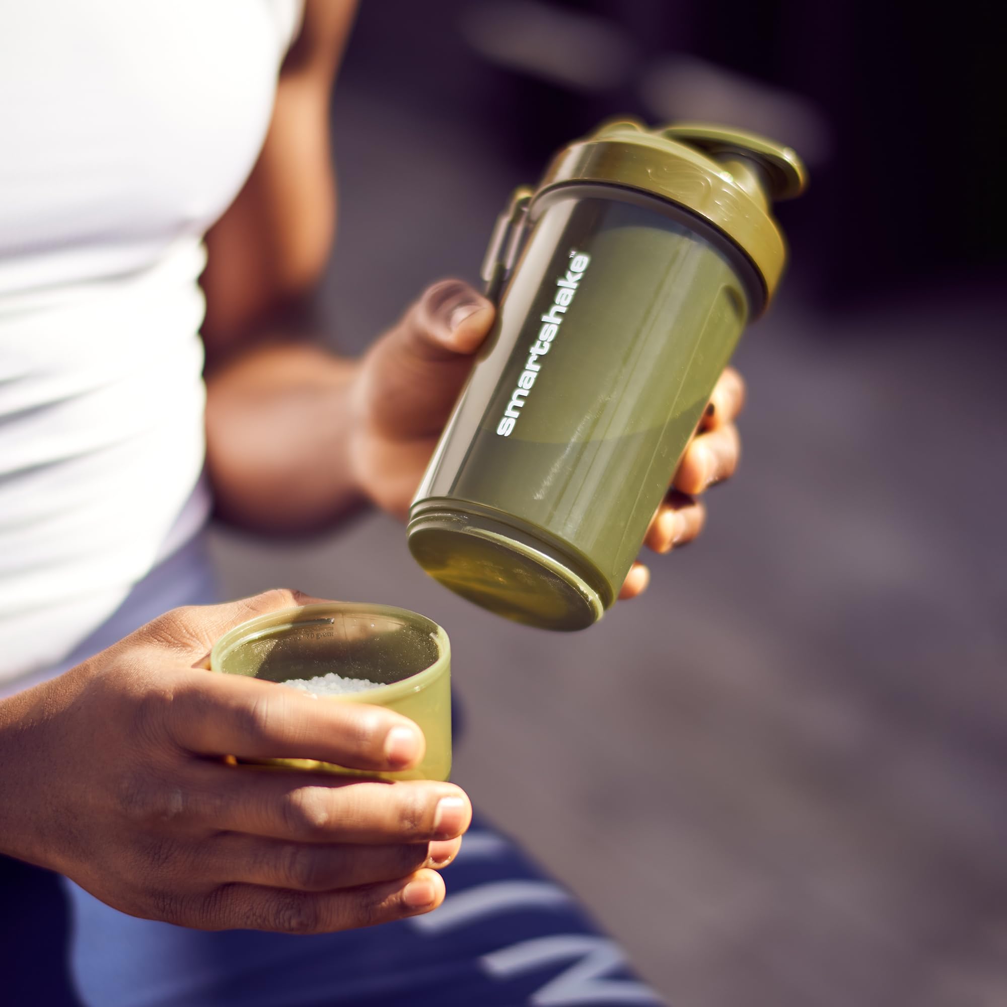 Smartshake pack de cuatro sobre mesa en ambiente lifestyle, ideal para familias y atletas