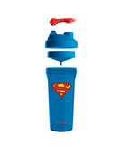 Smartshake Superman al lado de objetos para mostrar su capacidad 800 ml