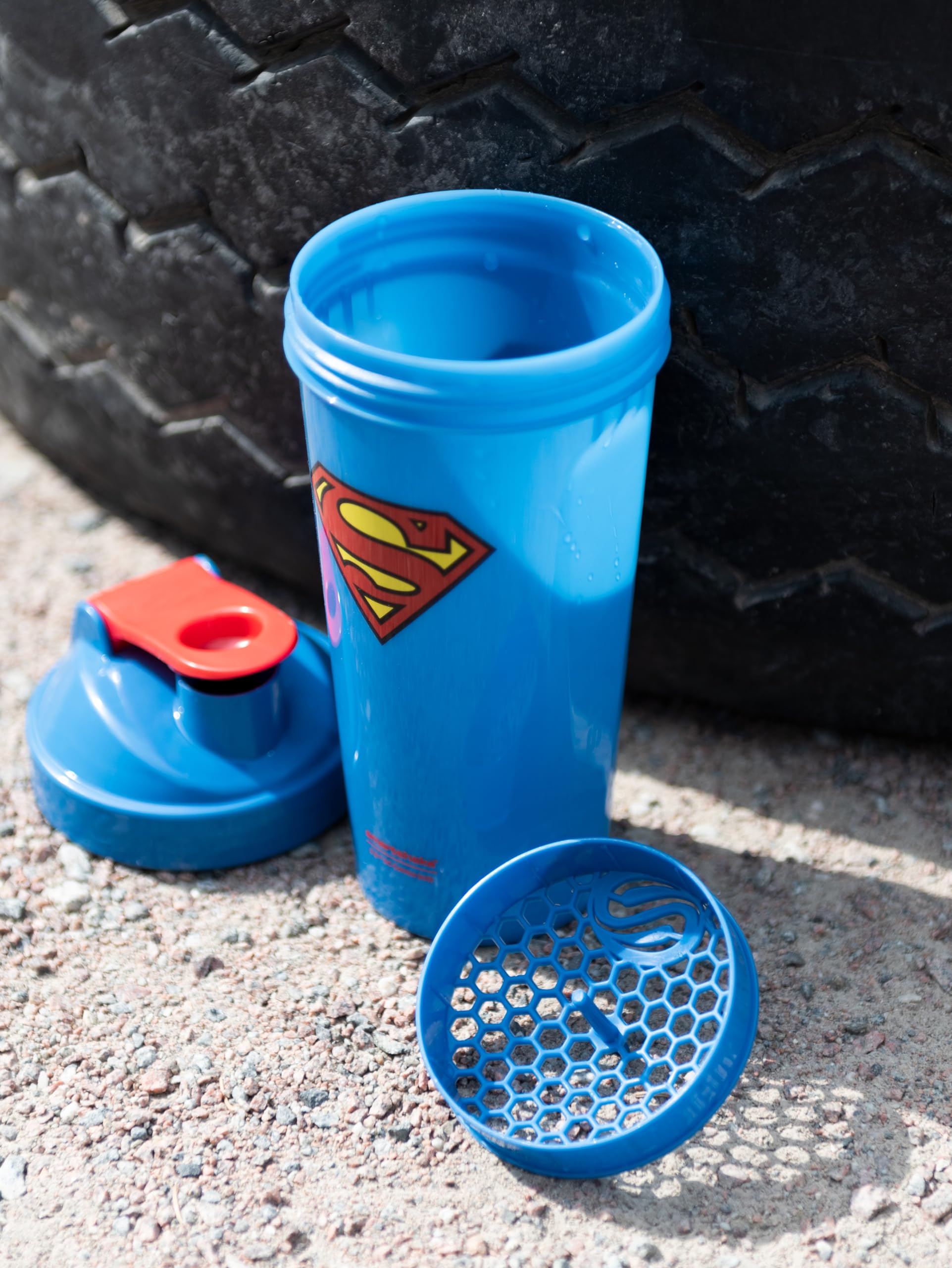 Smartshake Superman en mano demostrando lo ligera y portable que es