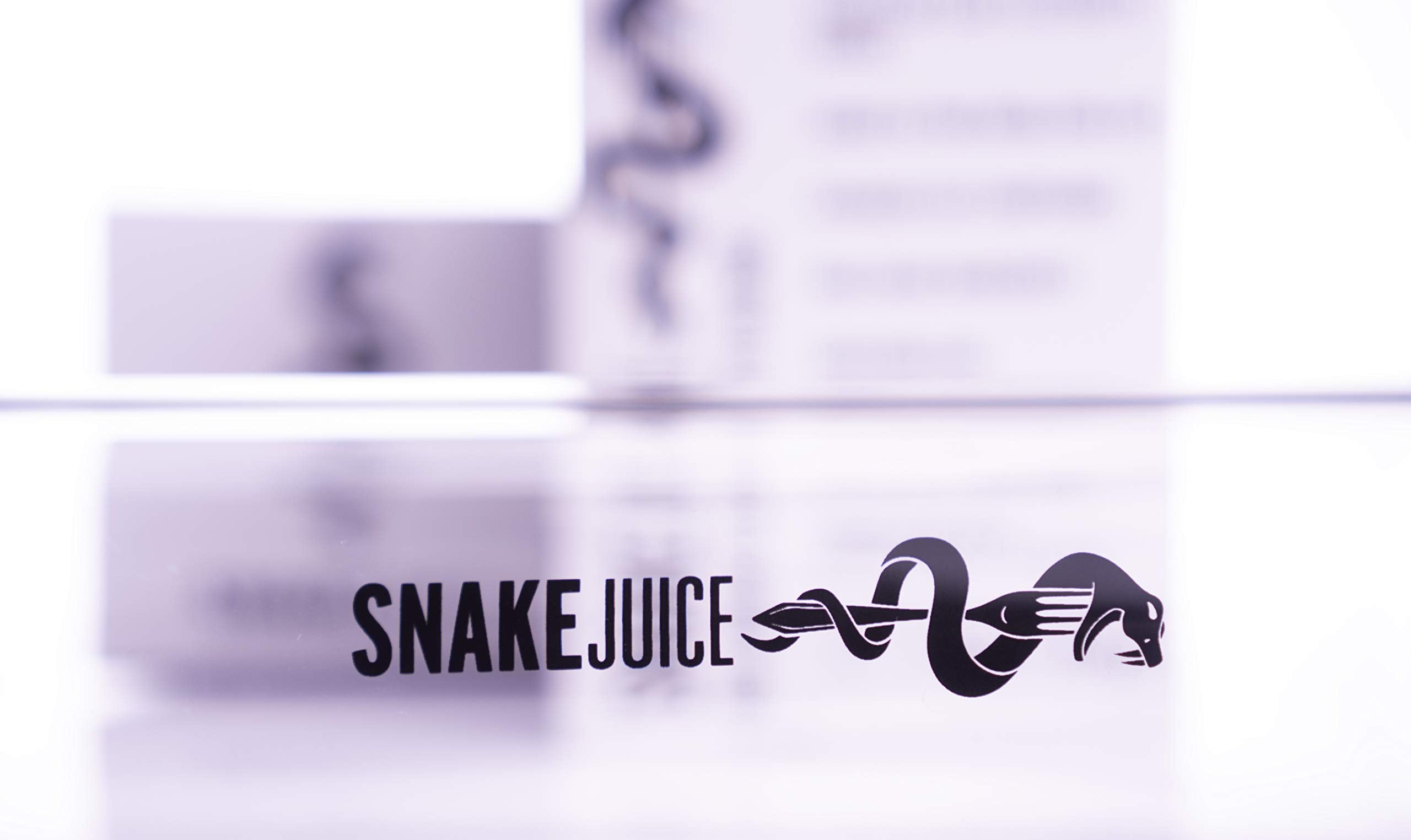 SNAKE Juice comparación de tamaño del sobre junto a botella para escala práctica