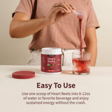 Vaso con Heart Beets mezclado en agua, Snap Supplements ofrece sabor fácil de beber