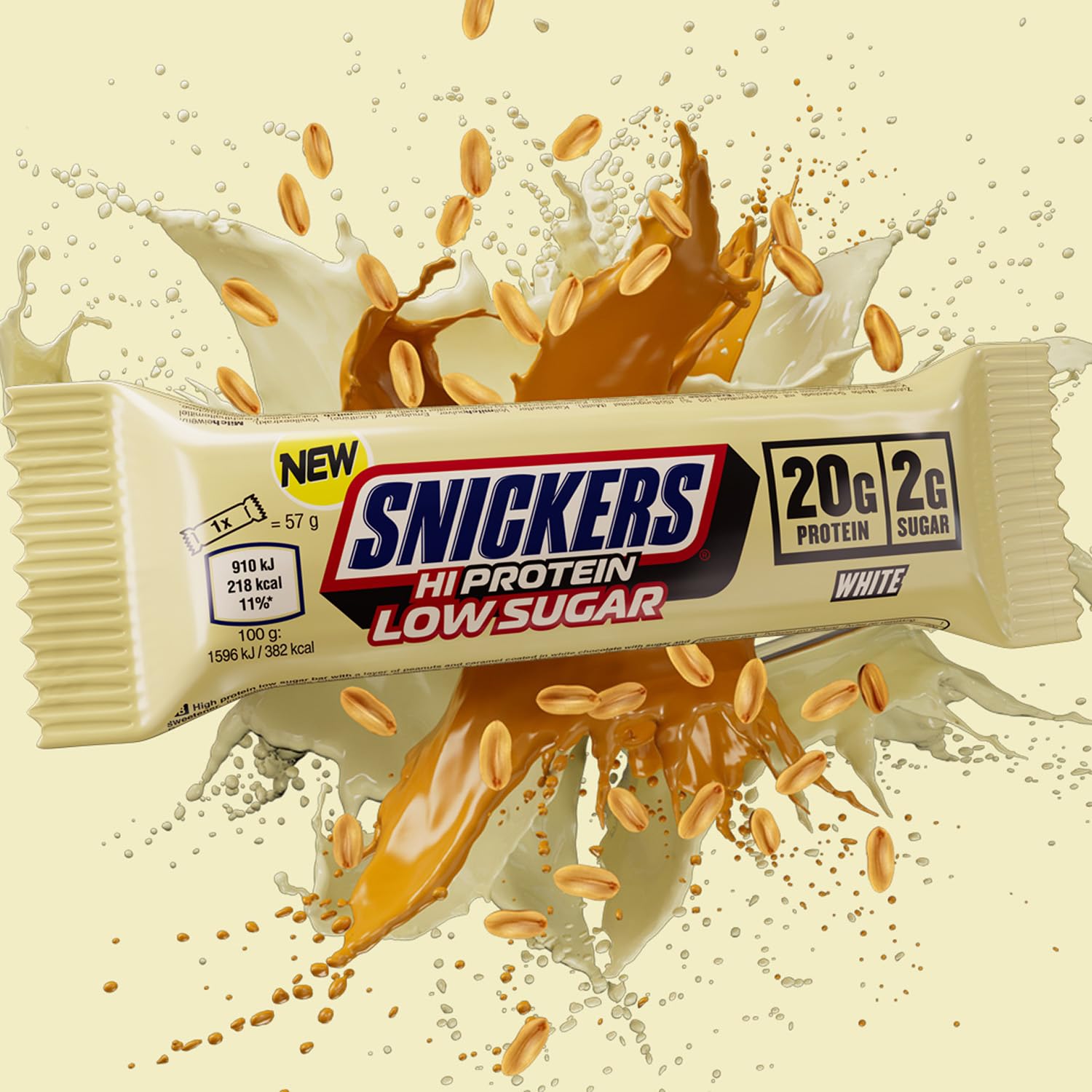 Barra Snickers en mano mostrando tamaño real y portabilidad para llevar al entrenamiento