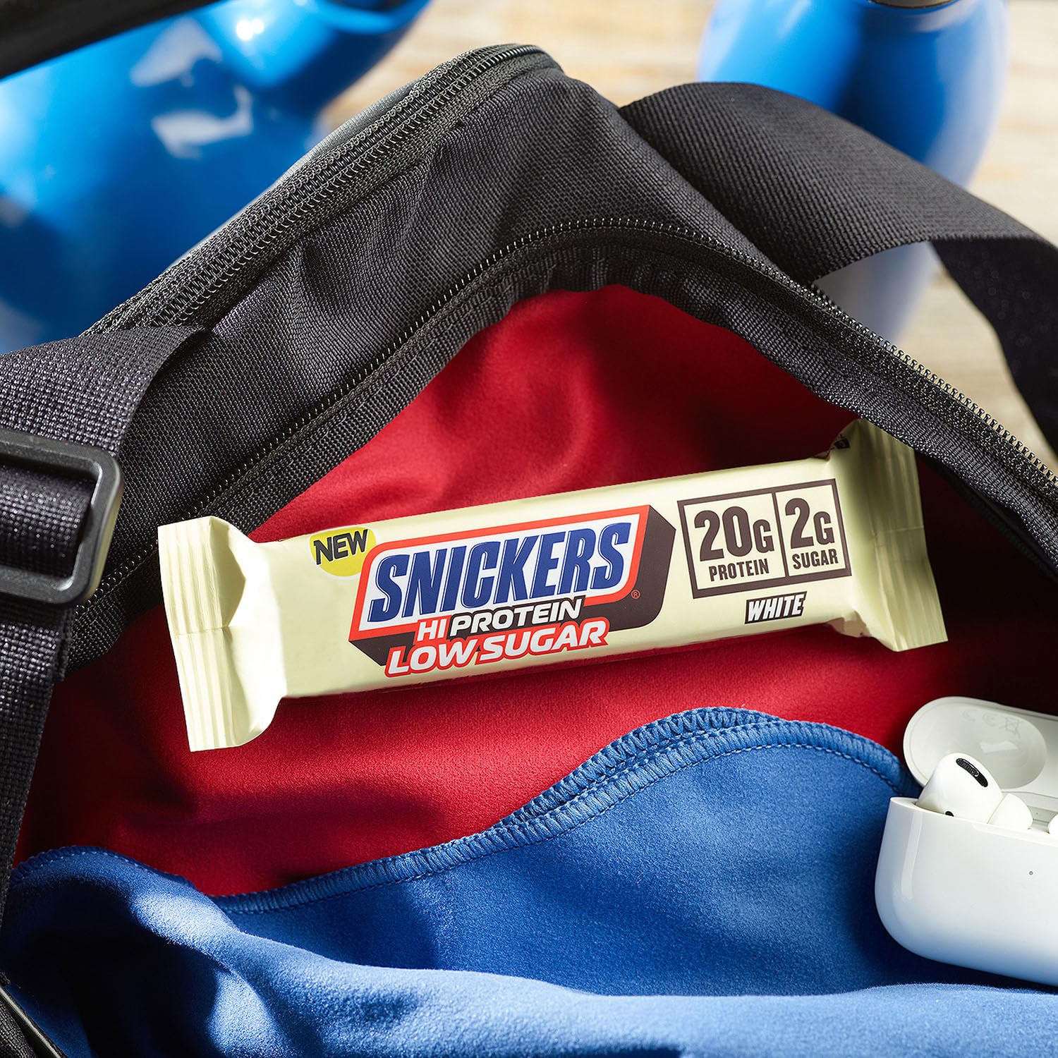 Corte transversal de Snickers revelando textura interior y proteína, ideal para saciar