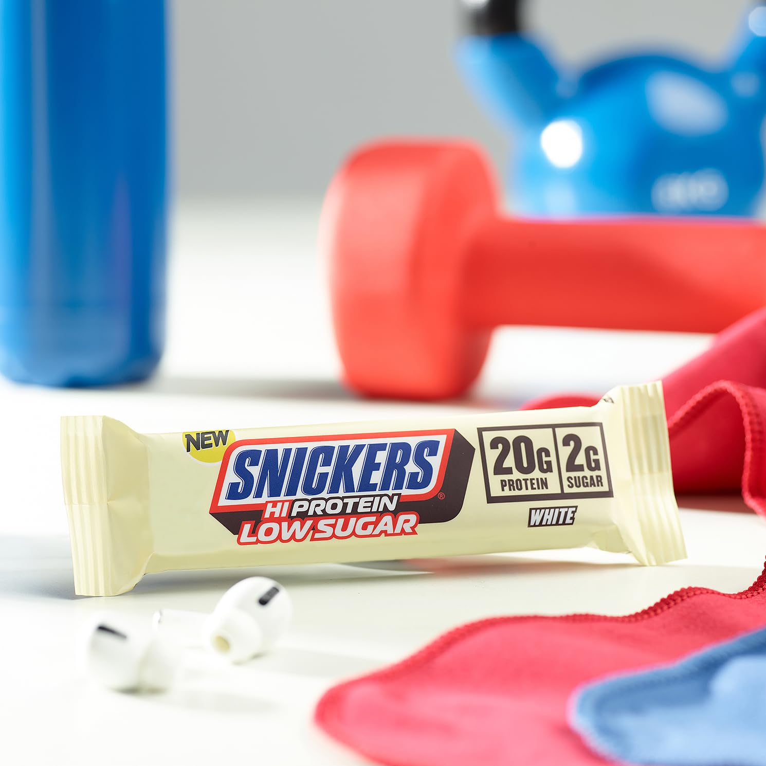 Detalle de la cobertura de chocolate blanco Snickers que ofrece cremosidad y sabor