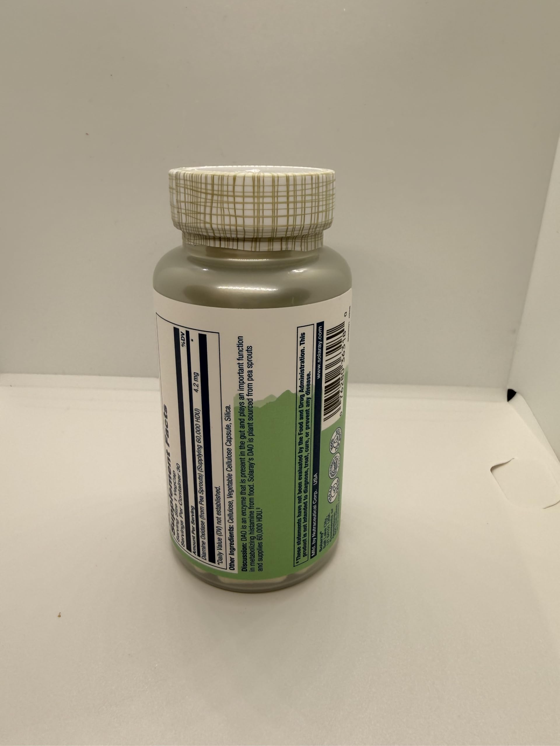 SOLARAY botella hecha de resina reciclada demostrando sostenibilidad
