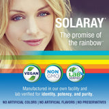 SOLARAY suplemento en mano durante lectura, uso cotidiano y conveniencia