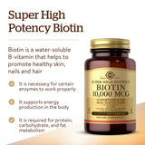 Solgar biotin persona tomando cápsula, beneficio de uso diario sencillo