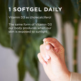 Solgar softgel en mano para comparar tamaño y facilidad de ingestión