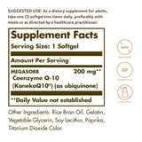 Solgar primer plano softgel textura oleosa para mejor absorción