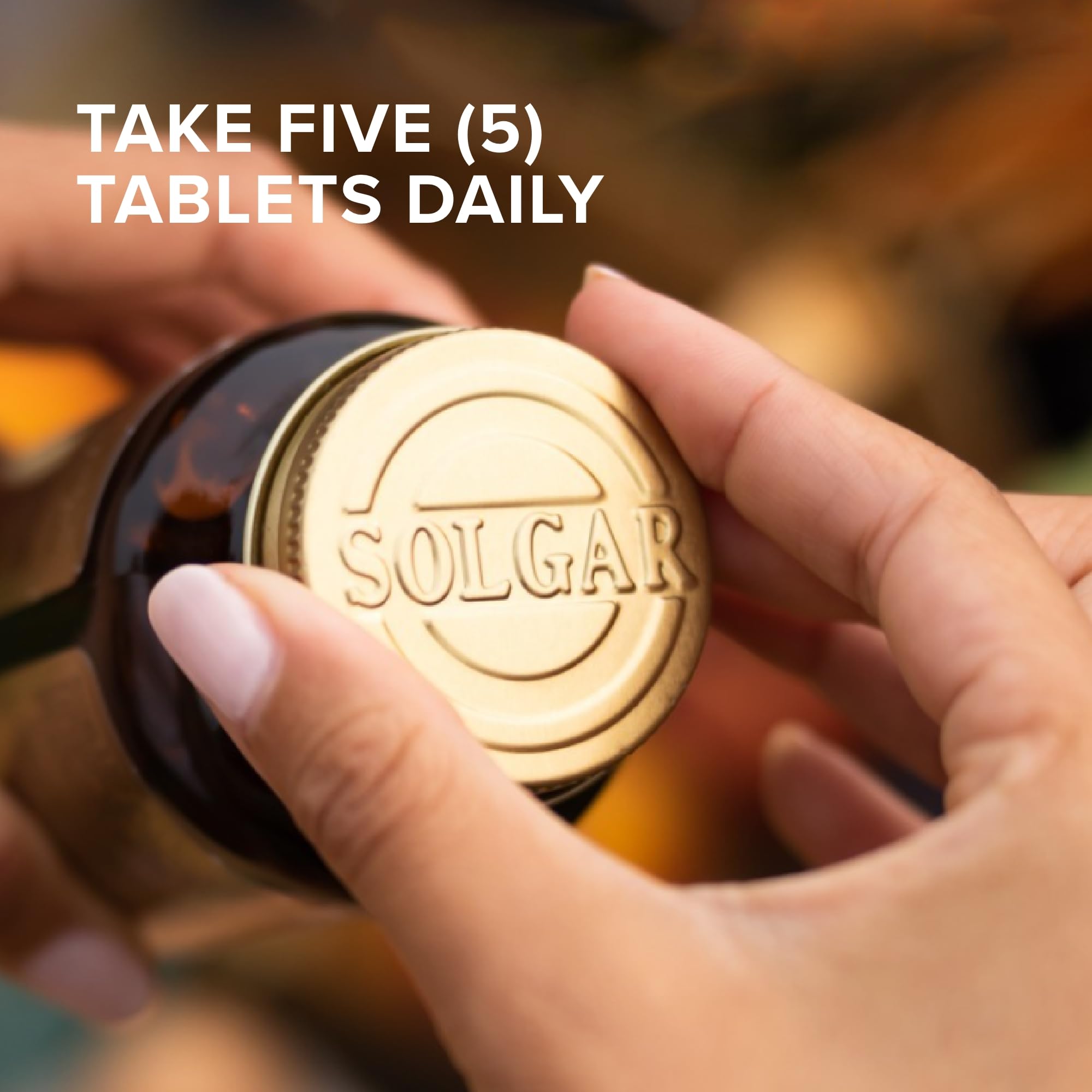 Solgar tabletas en mano para comparar tamaño y facilitar la dosificación