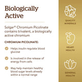 Persona tomando Solgar Chromium Picolinate con agua en rutina matutina saludable