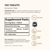 Primer plano de una tableta Solgar Vitamina B1 mostrando textura y tamaño para fácil ingestión
