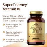 Persona tomando Solgar Vitamina B1 500 mg como parte de su rutina diaria para energía