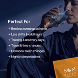 Som Sleep sobre en mano para comparar tamaño y facilidad de transporte