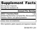 Source Naturals cápsula AHCC en mano mostrando tamaño práctico
