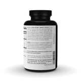 Source Naturals persona sosteniendo una softgel antes de tomarla