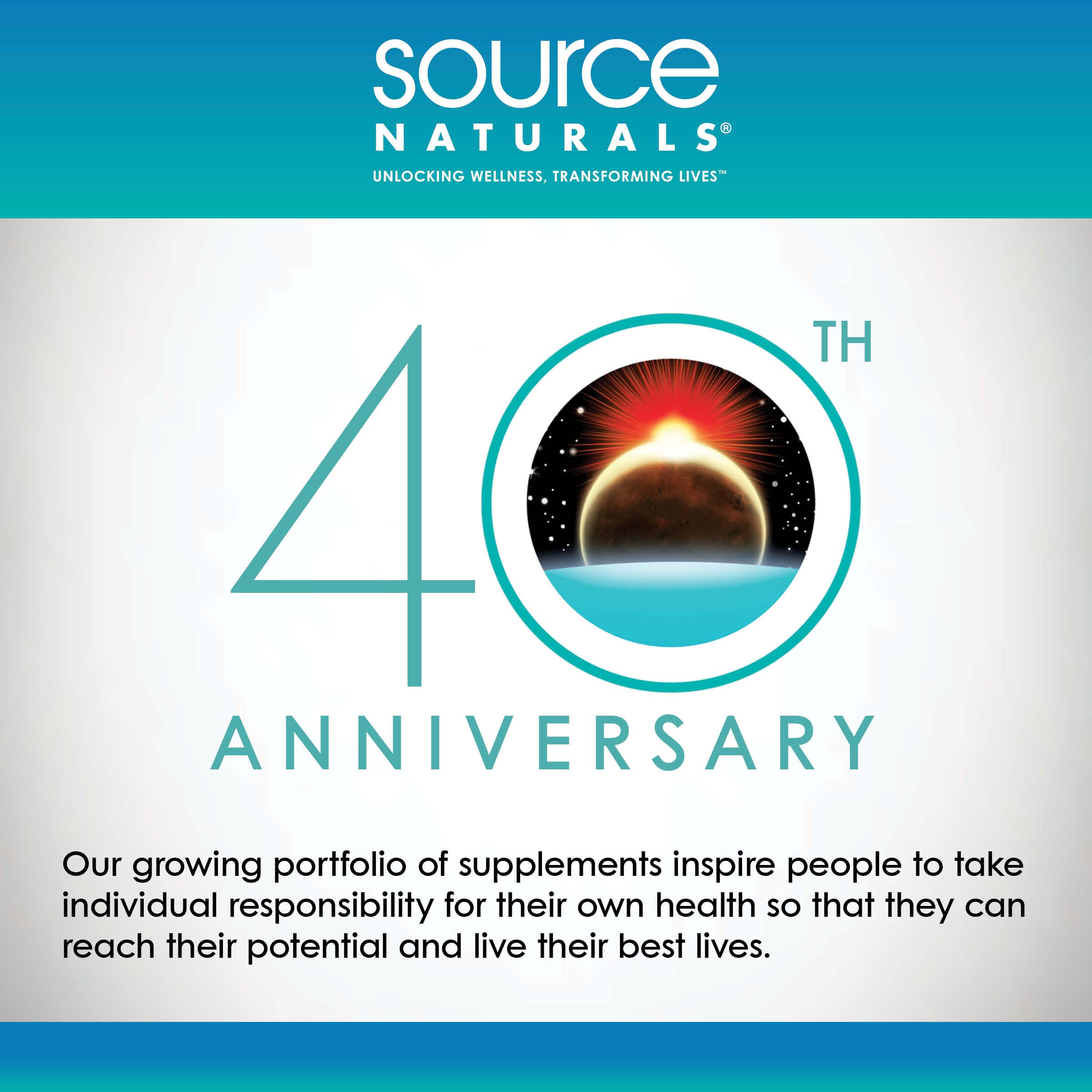botella Source Naturals abierta con softgels sobre mesa sugiriendo uso diario