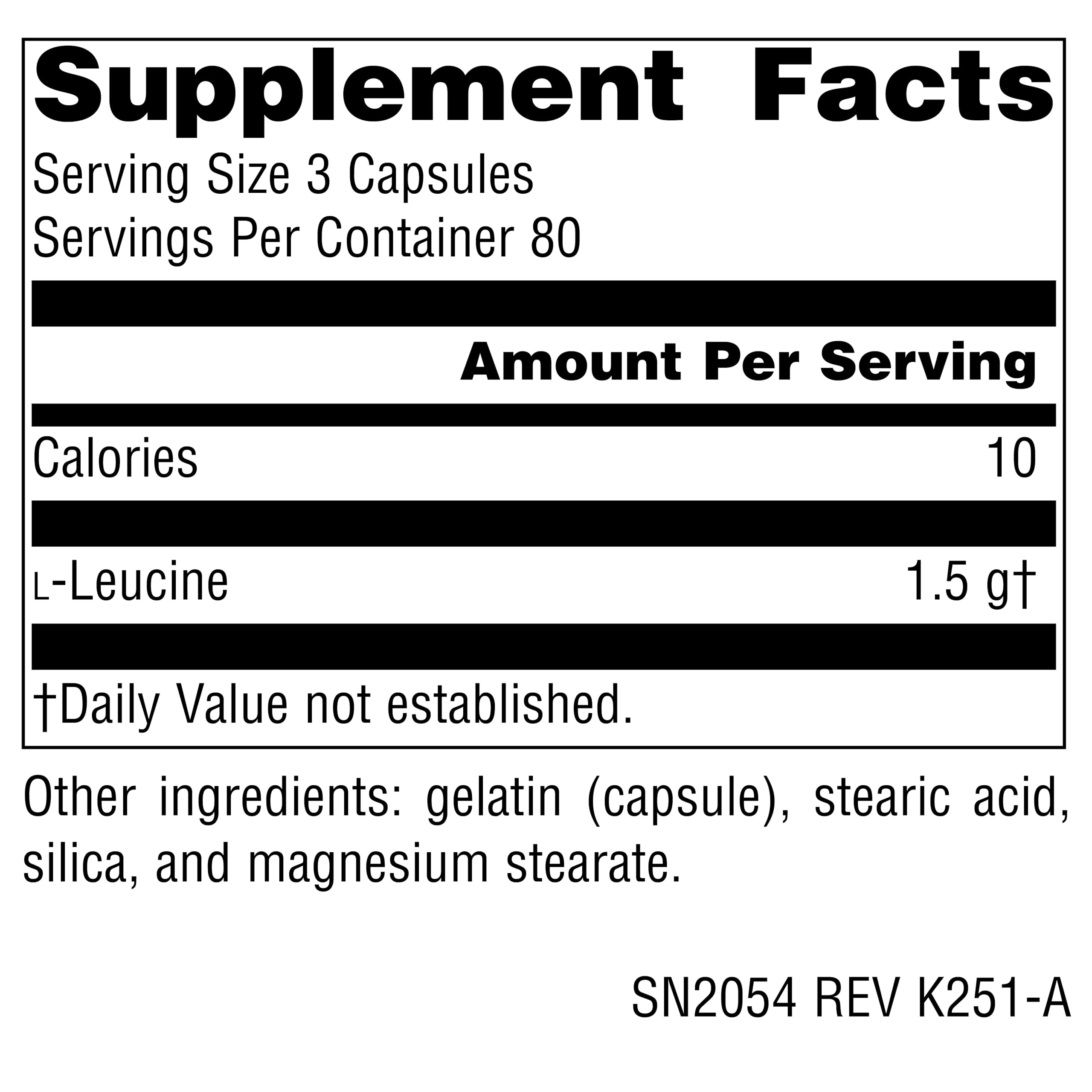 Source Naturals cápsulas de L-leucina en mano mostrando tamaño y dosificación fácil