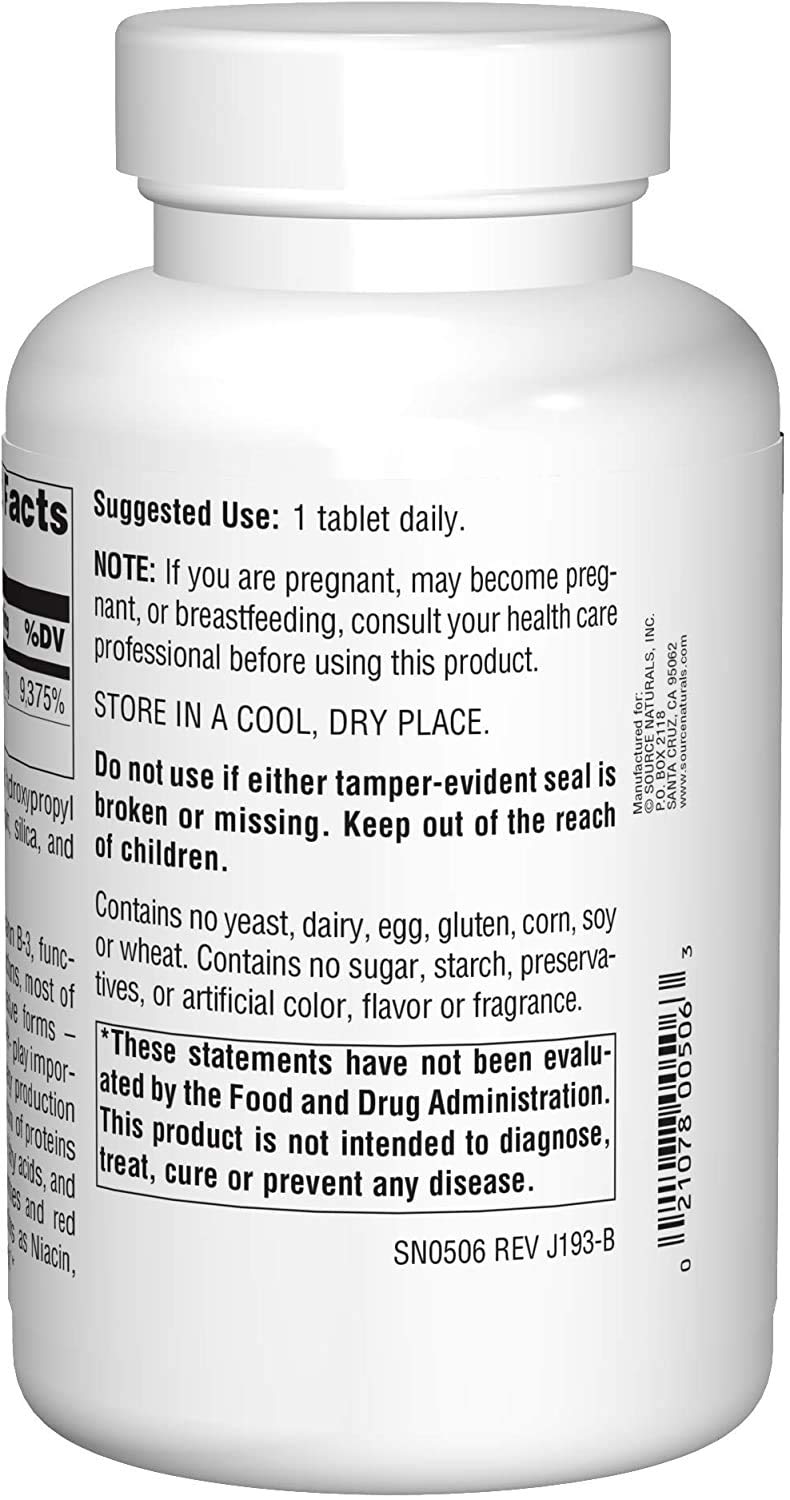 Source Naturals comprimidos junto a vaso de agua en contexto de uso diario